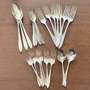 ONEIDA - COMMUNITY Plate Silver-Plate Flatware Set - Spoons & Forks (26 pieces)
